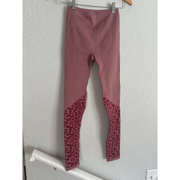 NEW Fabletics High Waisted Seamless Leopard Leggings Animal Print Pink Mauve - Picture 3 of 4